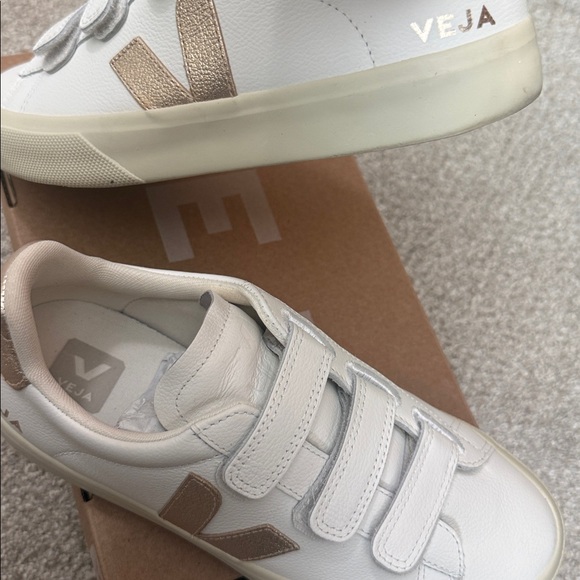 Veja women’s White and rose gold Sneakers - Picture 7 of 8